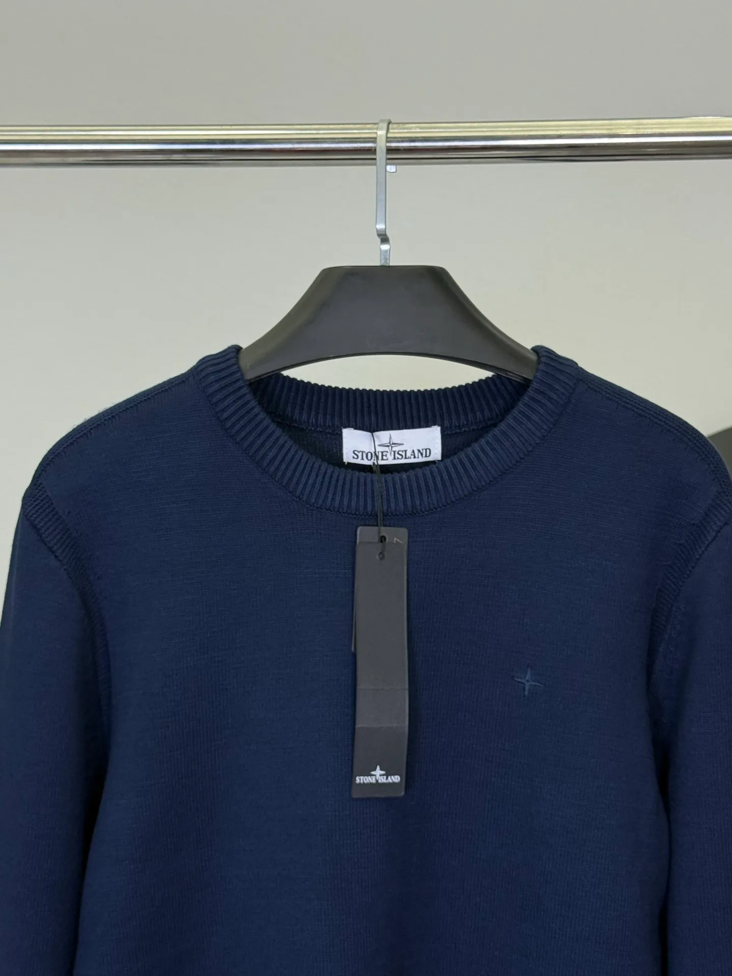 P400 💕Stone Island’s knitted sweater turns the workwear texture into a street-recognizable card. In the “style coordinate system” of trendy brands, Stone Island’s navy blue round-neck knitted sweater is the golden intersection of “function and style”.  It uses solid knitting technology to create a neat silhouette. The low-key cross logo on the chest and the brand's iconic detail design are the fashionable luxury code engraved in the DNA of Stone Island. The navy blue model hides a hard-core texture in simplicity; the classic round neck is suitable for all styles and is a "style converter" in the wardrobe.  As an ingenious work of an Italian fashionable luxury brand, its knitted texture is crisp and tough, and the upper body has a tough aura of workwear style while being comfortable for daily wear. Whether paired with overalls to create a functional trend, or paired with jeans to create a street style, you can easily wear it with a high-end feel that is instantly recognizable to fashion industry veterans.  This autumn and winter, let it become the "dark blue medal" in your wardrobe and unlock the daily functional aesthetics of Stone Island~